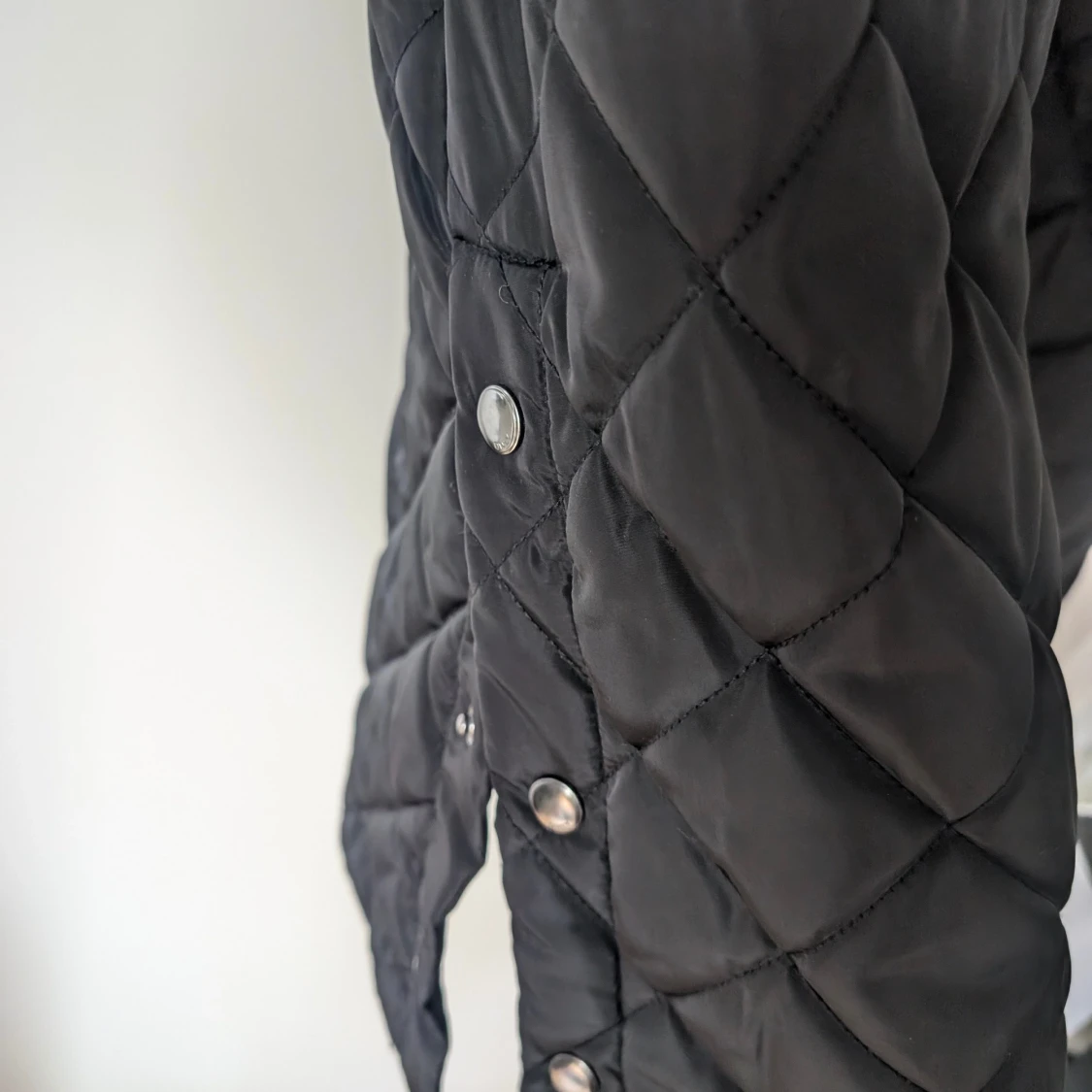 Svart quiltad lång jacka från ONLY - 2