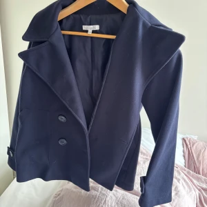 Kappa - Säljer min superfina marinblå design by si kappa. Den är i väldigt bra skick och knappt använd. Köpt för 899 kr. Hör av er via funderingar och annat💓(storleken är XS/S)