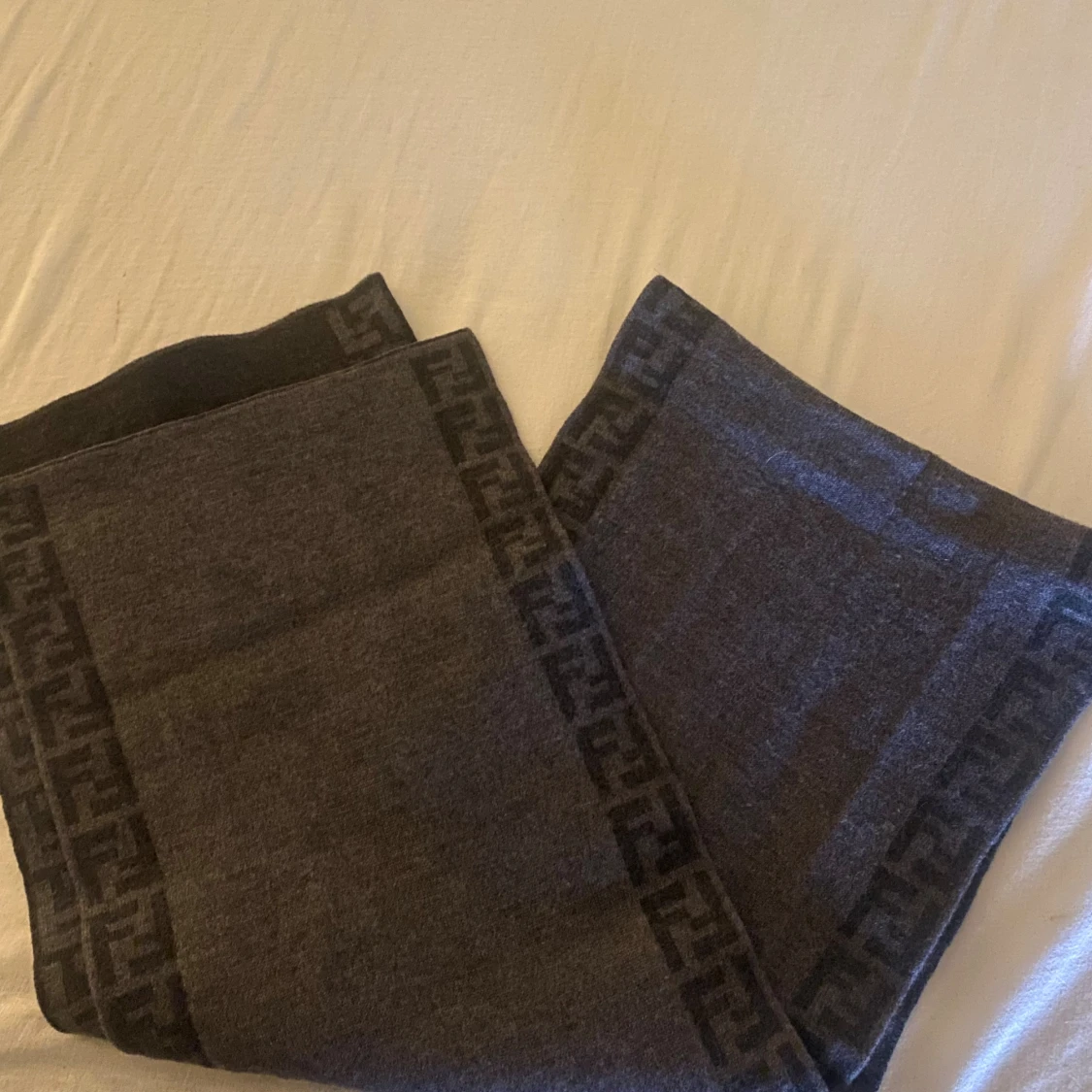 Mörkgrå Fendi halsduk med logomönster