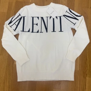 Vit Valentino Sweatshirt  - Vit valentino sweatshirt i nyskick | Storlek M men passar S | Fraktar samma dag om köp sker innan 22:00