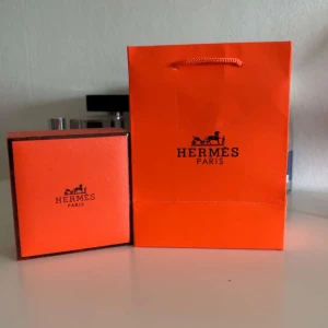 H-armband - Snyggt svart H armband i metall med den ikoniska H-detaljen framtill. Kommer med box. Perfekt accessoar för dig som gillar stilrena och exklusiva smycken med lyxig känsla.