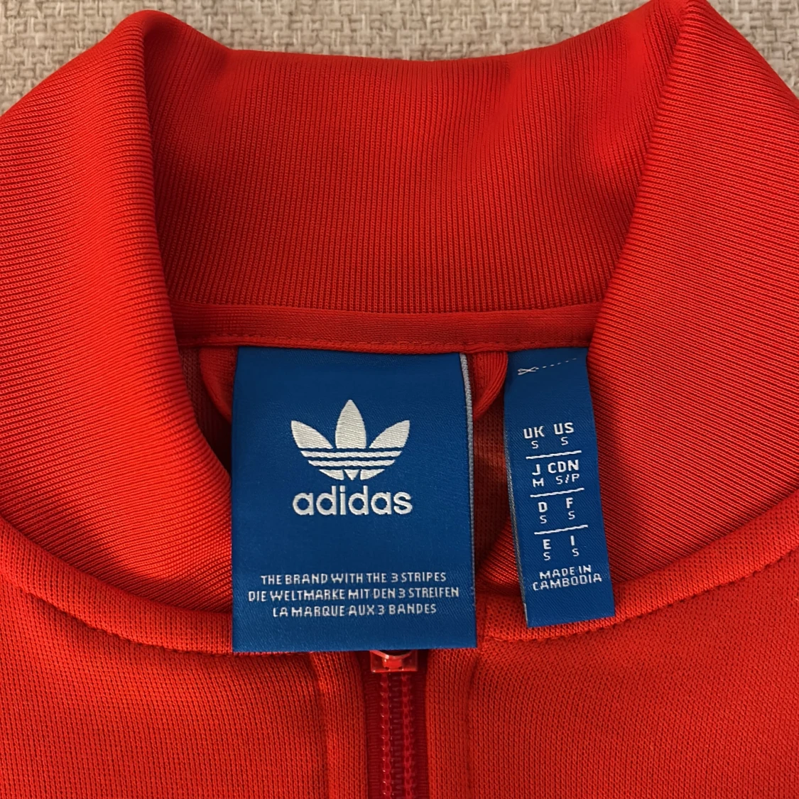 Röd Adidas track jacket med svarta ränder - 1