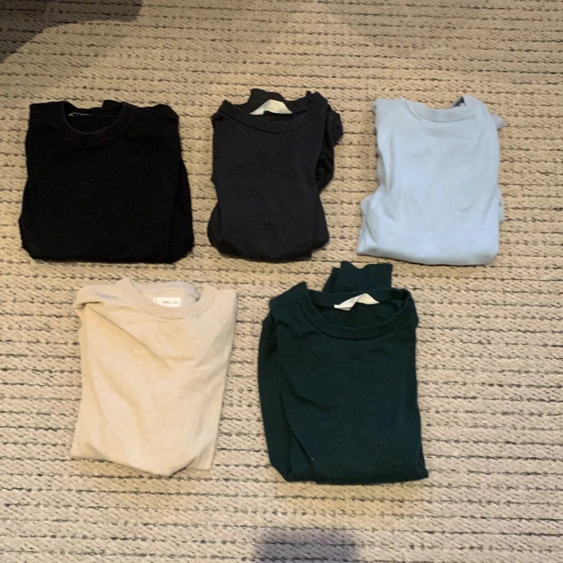 5st stickade tröjor i olika märken