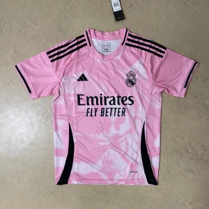 Real Madrid Tröja - Säljer denna snygga Real Madrid tröja för endast 200kr skriv till om ni är intresserade !