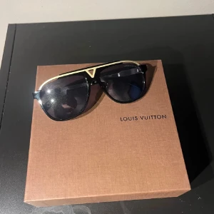 Svarta glasögon med guld detaljer  - Svarta glasögon med guldiga detaljer