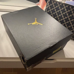 Nike Air Jordan 1 Low svart/röd/vit - Nike Air Jordan 1 Low sneakers med klassisk färgblockning i svart, rött och vitt. Skorna har snörning, rund tå och platt sula. Ikoniska Jumpman-loggan syns på tungan och bakre delen. Materialet är en mix av skinn och syntet, vilket ger både stil och komfort. Använda i ett halv år klistermärket inne i skorna har försvunnit lite annrs är de bra köpt i Nike hemsidan för 800 kr finns scann på lådan.