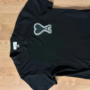 Ami paris t shirt - Fint skick,  tjockare material. Sitter som en mindre S