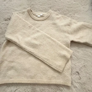 Stickad smuts-vit tröja  - säljer då jag har så många andra stickade tröjor 💖