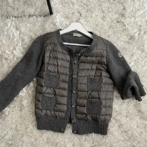 söker moncler cardigan  - Söker en moncler cardigan i grå med stickat material i storlek S/XS