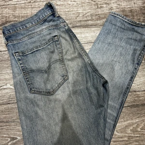 Levi's 512 ljusblå jeans W32 L30 - Säljer ett par Levi's 512 jeans i ljusblå tvätt med klassisk femficksdesign och smal passform. Jeansen har subtila slitningar och kontrastsömmar, tillverkade i mjukt bomullsjeansmaterial. 