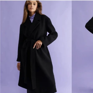 Svart kappa med bälte - Säljer min fina kappa, köpt den innan här på Plick så den är i använt skick säljer den för att jag inte använder den. Den är lite nopprig under armarna men inget man ser så tydligt det är lätt att fixa annars är den i bra skick inga hål osv💕