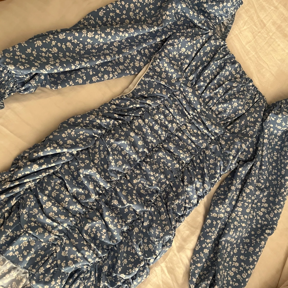 Blommig blå offshoulder klänning - 1