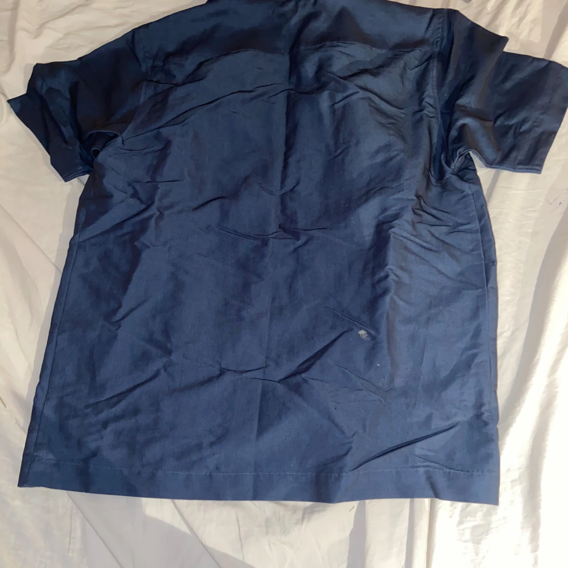 Blå kortärmad skjorta med tryck - 1