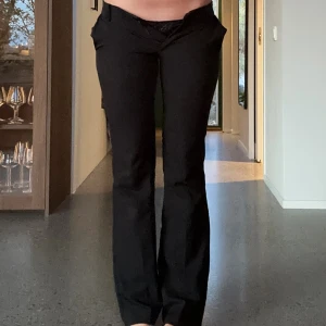 Svarta low waist kostymbyxor - EXTREMT stilrena och snygga kostymbyxor, älskar dom mer än allt. Bland de lågaste kostymbyxorna jag hittat, tycker dom sitter skönt men tyvärr had ja vuxit ur dom. Midjemåtter är 34cm och innerbenslängrn 80cm. Jag är 165 som referens och bär oftast xs,s