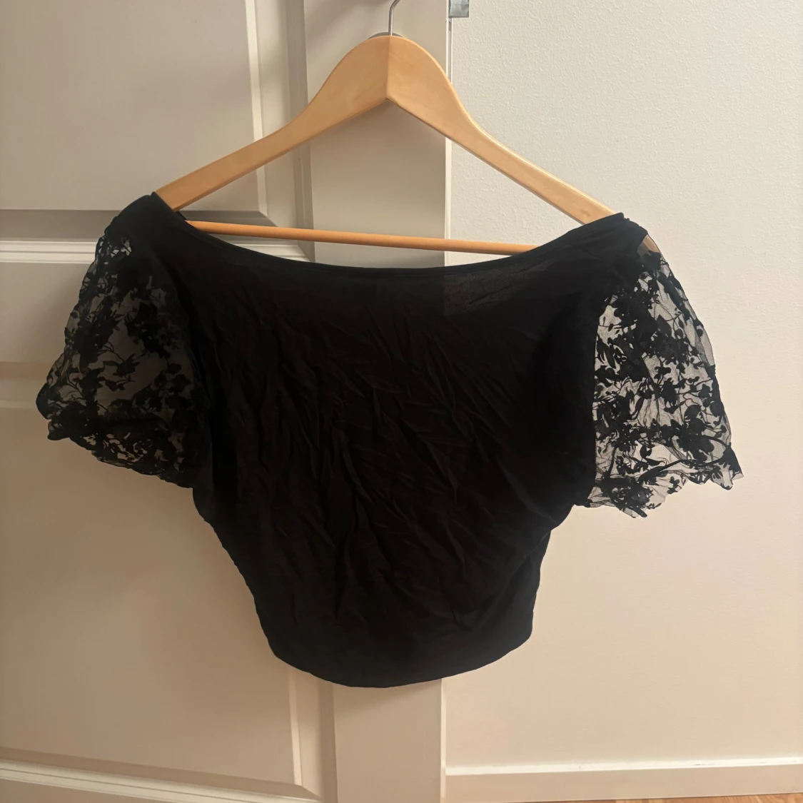 Svart blus med spetsärmar från SHEIN - 1