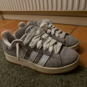 Adidas campus 00 grå - Säljer mina adidas campus som jag köpte för något år sedan men de har ej kommit till användning. Använda kanske 5 gånger. Strl: 42          Inga defekter. Köpta nya för ca 1200kr                                                           Hör av er vid några frågor🤌