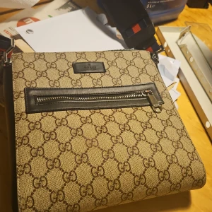 Axelremsväska  - Snygg axelväska unisex säljs pga ingen användning av den längre