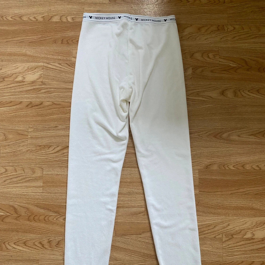 Vita Mickey Mouse mjukisbyxor - 3