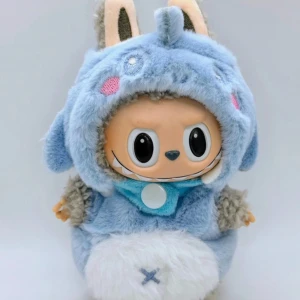 Gullig dress till Labubu & Lafufu - Gullig ljusblå säl/haj dress till Labubu & Lafufu 15-17cm dockorna Passar både till den sittande & stående modellen på dockorna Det är en gullig vadderad mössa med hål för öronen & tryckknapp och en vadderad dräkt med stjärtfena & tryckknappar Mössan har oxå små vita tänder…, Dressen är i jättefint skick! Lafufu ingår ej/No doll included/Lafufu is not include