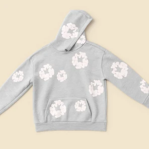 Grå hoodie från Denim Tears  - Grå hoodie från Denim Tears med vita blommiga tryck över hela tröjan. Tröjan har huva, magficka och ribbade muddar vid ärmslut och nederkant. Materialet är mjukt och fleecefodrat, perfekt för chill dagar. Snygg och unik design som sticker ut. Skriv för mer specifika bilder och frågor (: