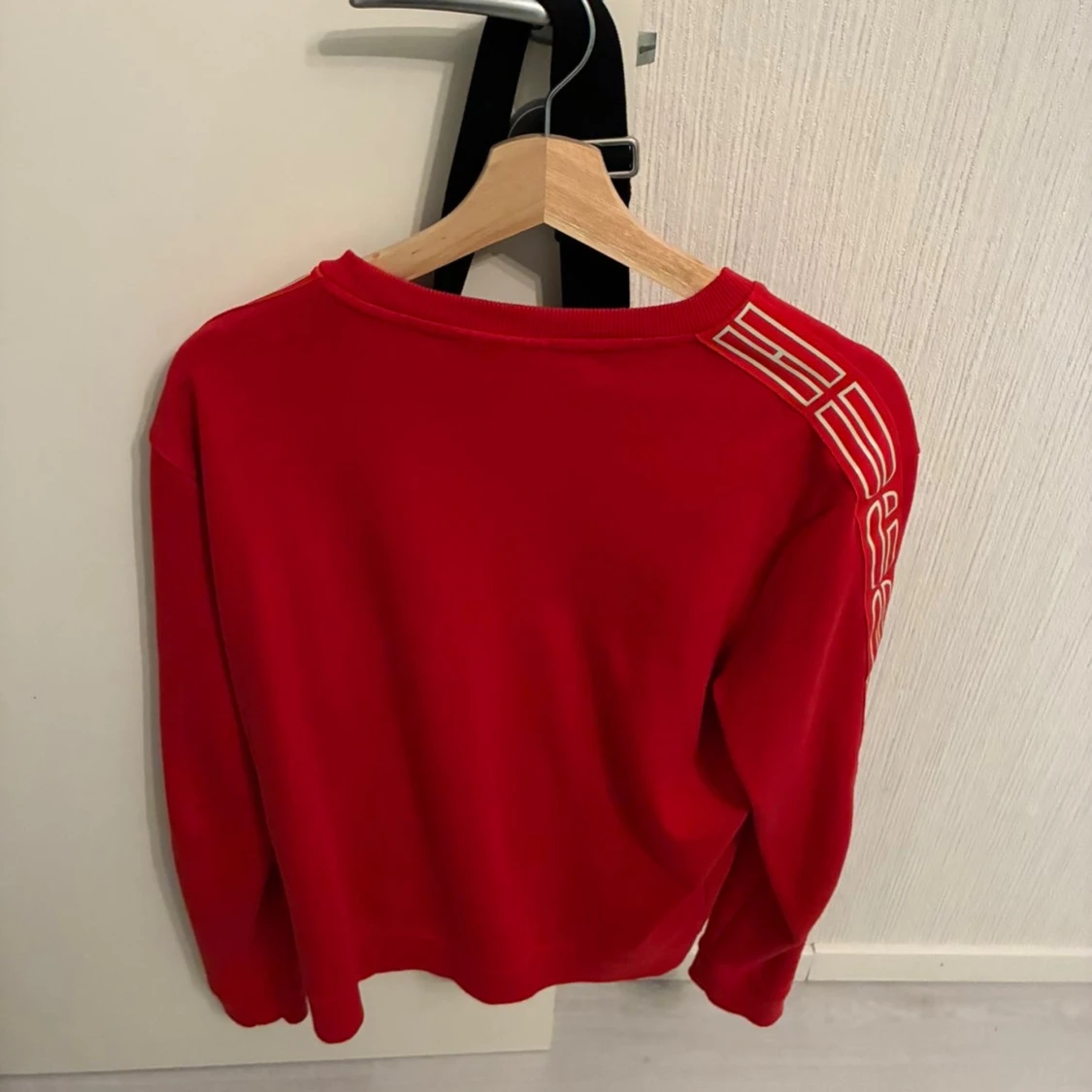 Röd sweatshirt från Hugo med tryck - 1