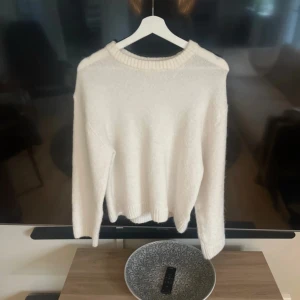 Vit stickad tröja  - Vit stickad tröja från Gina Tricot 
