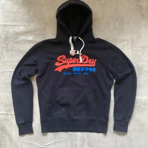 Svart superdry hoodie  - Jag Säljer en fet hoodie från superdry| skicket på tröjan är bra 8/10 | storlek L| ny pris 1500: mitt pris är 349 | skriv vid frågor och funderingar  