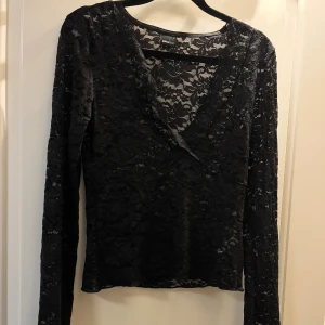 Svart spetsblus Gina Tricot - Jättefin v-ringad spetstopp oanvänd, råka ta av prislappen innan jag insåg att jag hade köpt fel storlek :( 