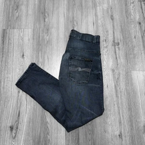 Nudie Jeans - Säljer nu ett par brutalt feta nudie jeans med de ikoniska ecru embroidery sydda bakfickorna, jeansen har en laging på vänster knä samt en vid bakfickan ( kolla första bild ). Modell: Thinn Finn Pris kan diskuteras 😊