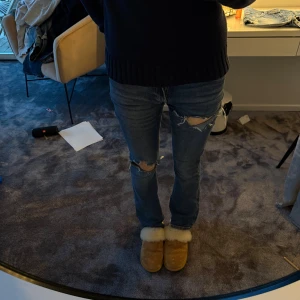 Jeans -  Lite low waist jeans med jätte snygga slitningar och hål 💕🫶🏻