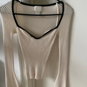 Ribbad vit långärmad topp XS - Säljer en jätte snygg ribbad långärmad tröja från hm den är i storlek xs men passar även S har inte kommit till så mycket användning 