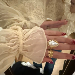 Spetsblus Zara - Krämvit spetsblus från Zara. Ny med prislapp - Nypris 350 kr