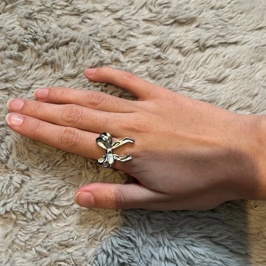 Silverfärgad ring med rosett - 2