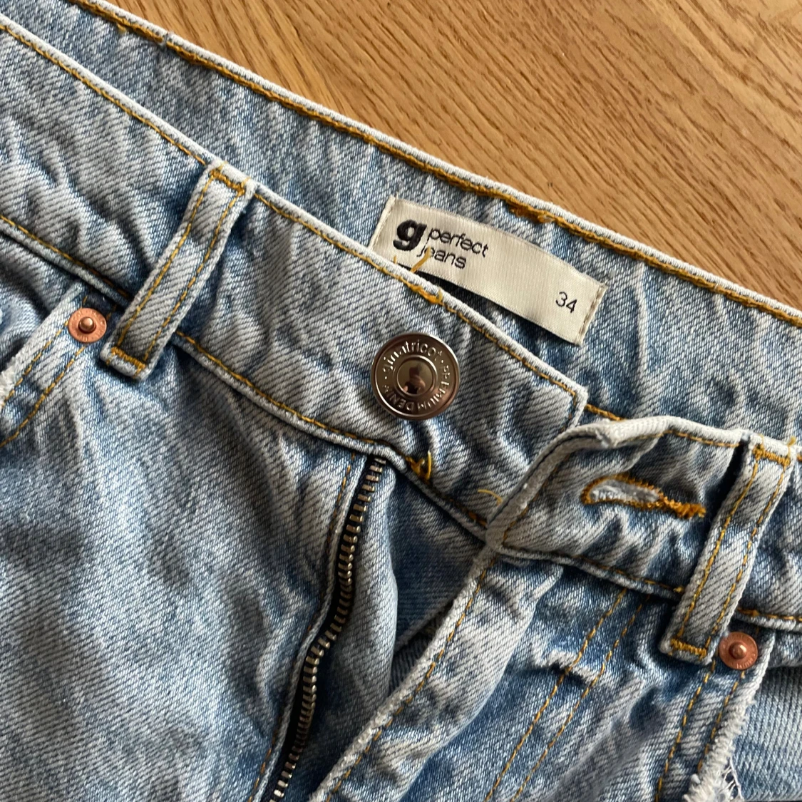 Ljusa håliga jeans - 3