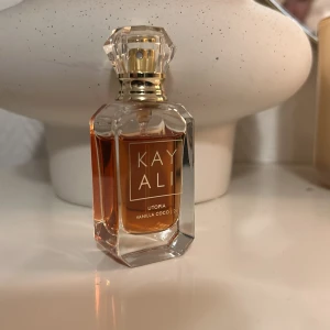 Kayali Utopia Vanilla Coco Parfym - Trendig parfym från Kayali med namnet Utopia Vanilla Coco. Se bilder för mängd kvar. 
