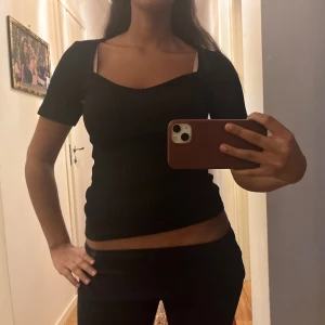 Svart ribbad topp - säljer min supersnygga svarta ribbade topp från gina då den ej kommer till använding längre💓strl XS men passar mig som S❣️pris kan diskuteras!!!