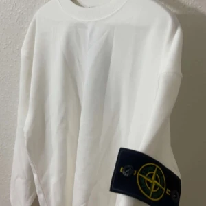 Sweatshirt  - Helt ny. Inte använd