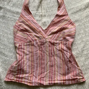 Randig halterneck!💋 - Överdrivet fin halterneck med ränder! Banden man kryter runt halsen är relativt långa så man kan styla den lite som man vill! Den har en effektiv dragkedja i sidan. Jag har själv aldrig använt den och därför inte noterat några skavanker men gavs till mig av min mamma så den är väl använd och väl omhändertagen! Känns lite som Lana del Rey eller 70-tal💋