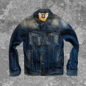 G-Star Raw jeansjacka  - Väldigt snygg och perfekt nu i det kylliga vädret. Bra skick. A: ca 51cm B: ca 44cm C: ca 41cm D: ca 58cm 🤩