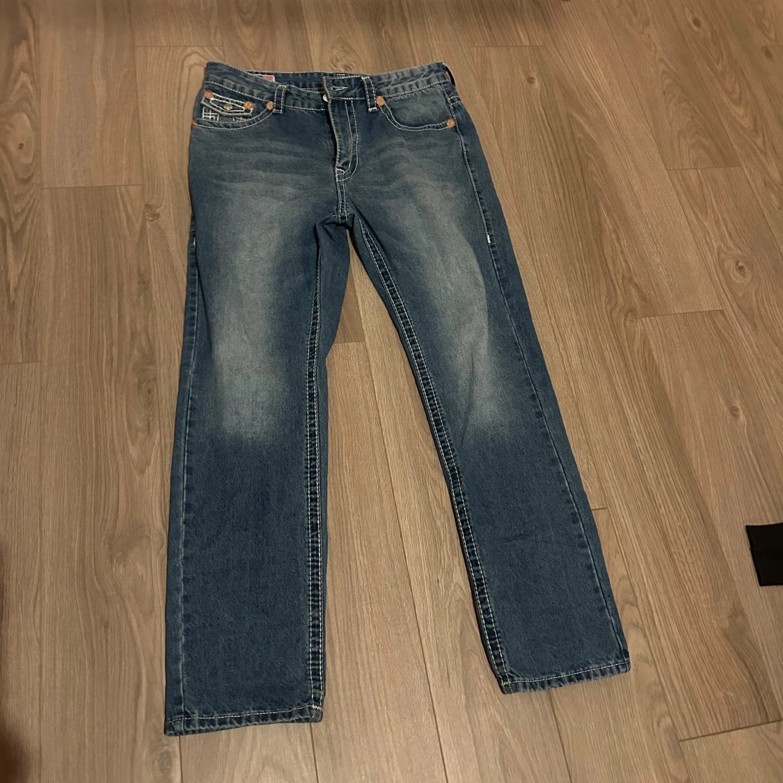 True Religion blå jeans med kontrastsömmar