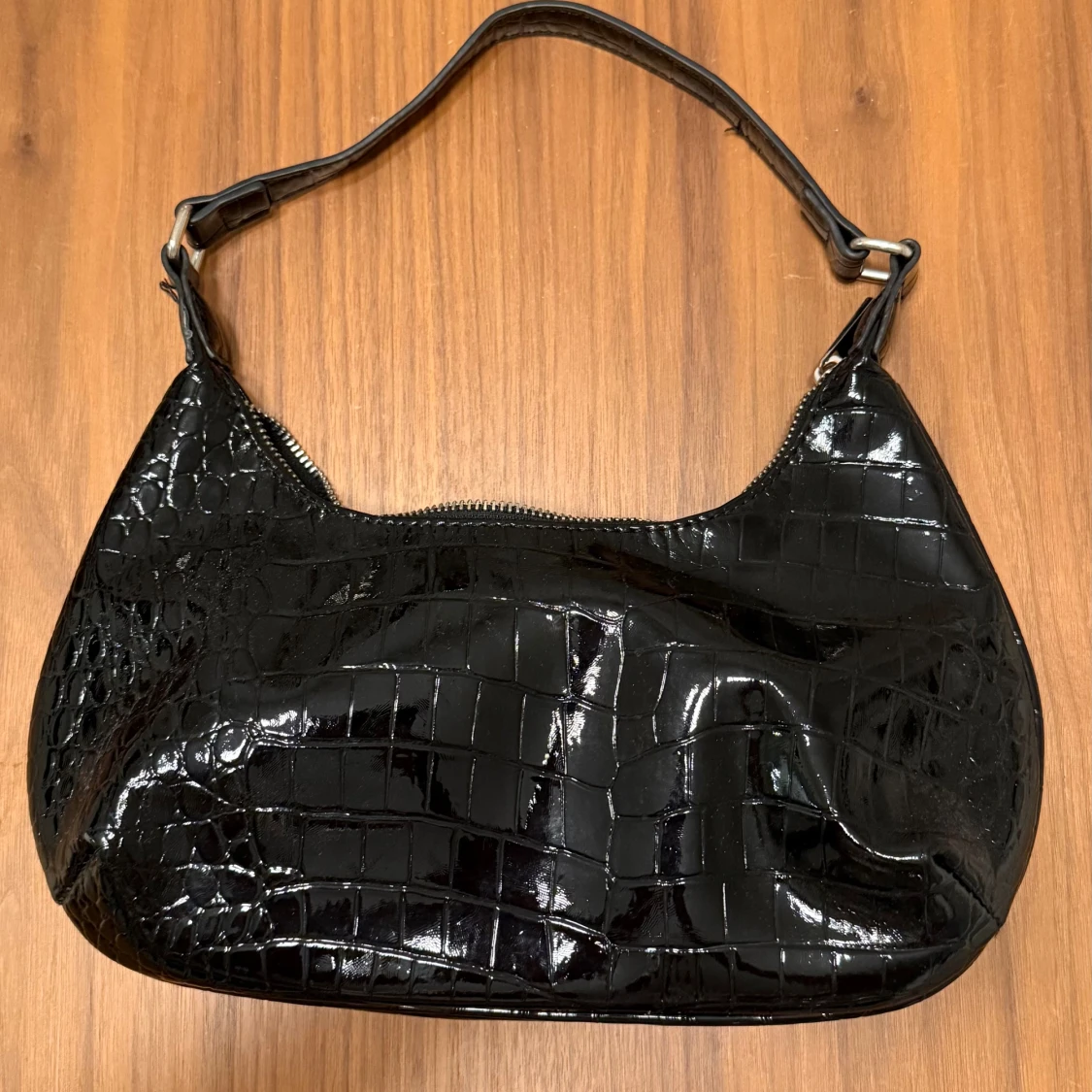 Svart axelväska i krokopräglat skinn