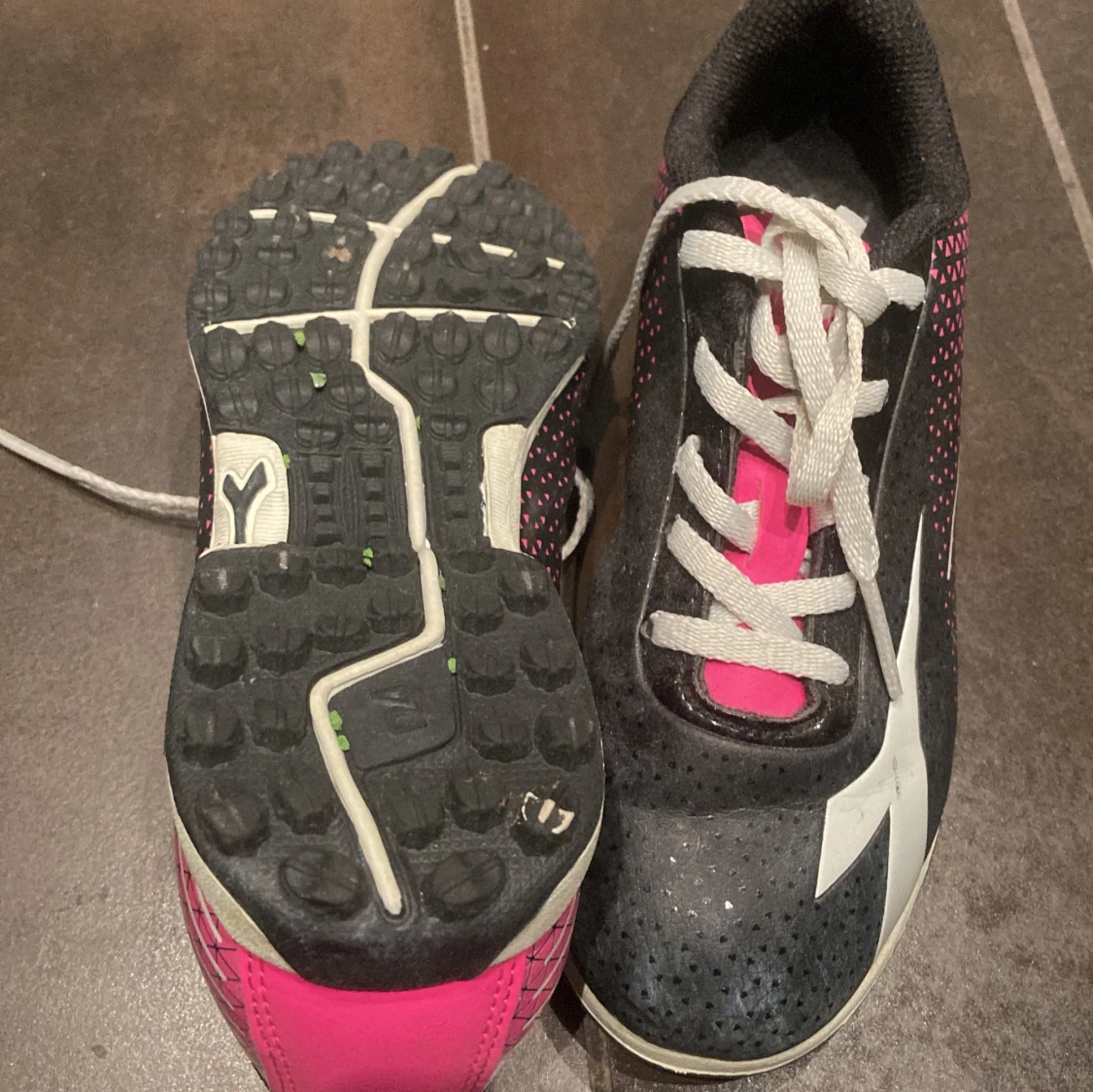 Diadora svarta och rosa fotbollsskor - 3