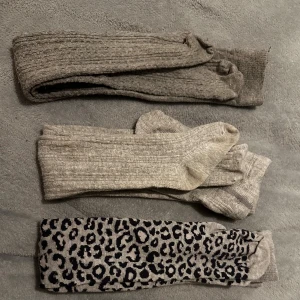 Strumpbyxor i blandat skick storlek 98-104 - ⚪️Barn som använt så skavanker finns alltid⚪️blandat skick därav priset