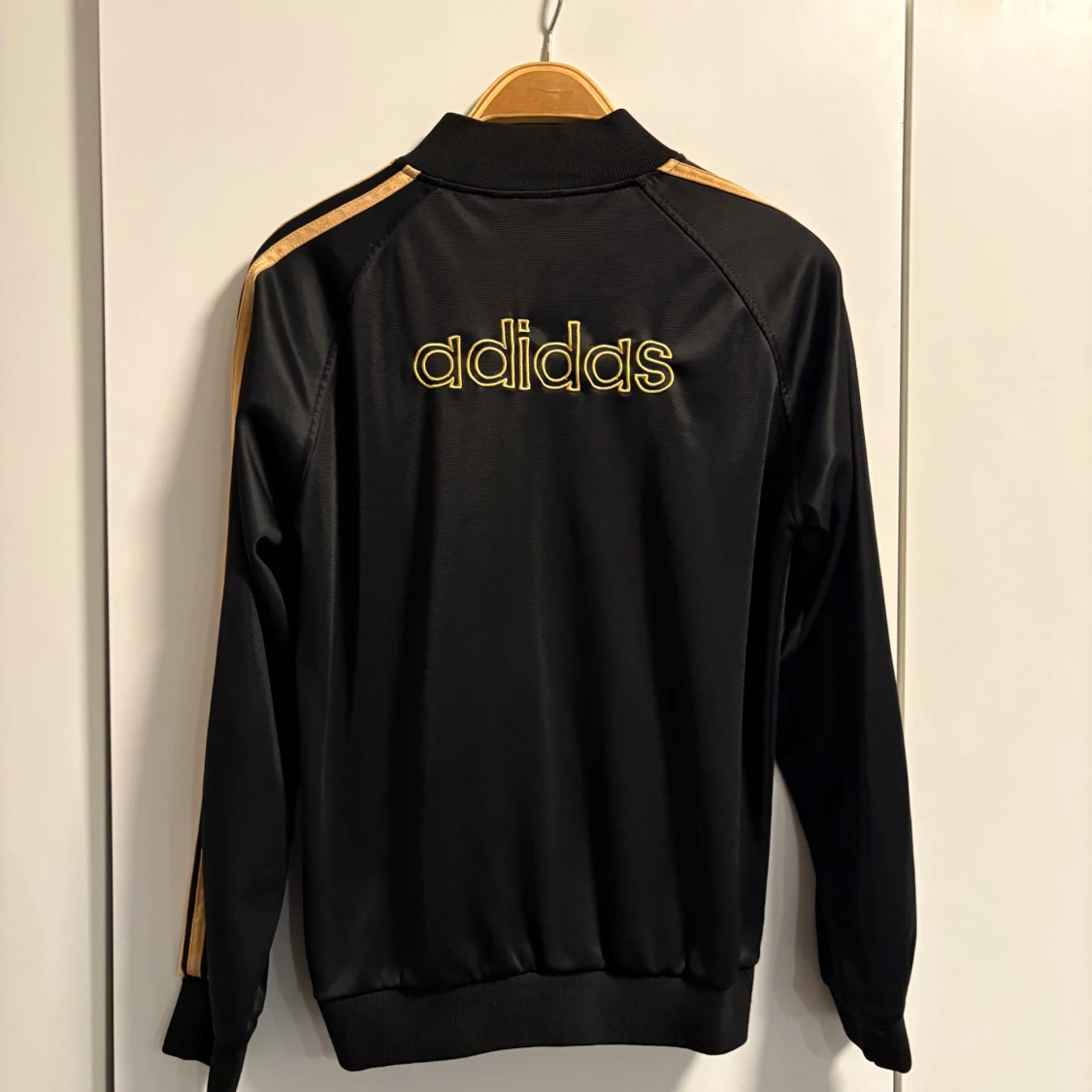 Svart Adidas track tjocktröja med guldiga ränder - 2