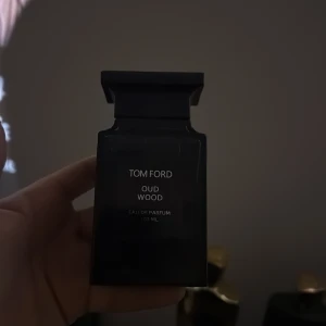 Tom Ford Oud Wood  - Tom Ford Oud Wood Eau de Parfum. Ca 75 ml kvar