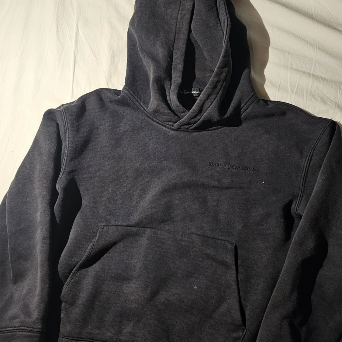 Svart hoodie från Sail Racing