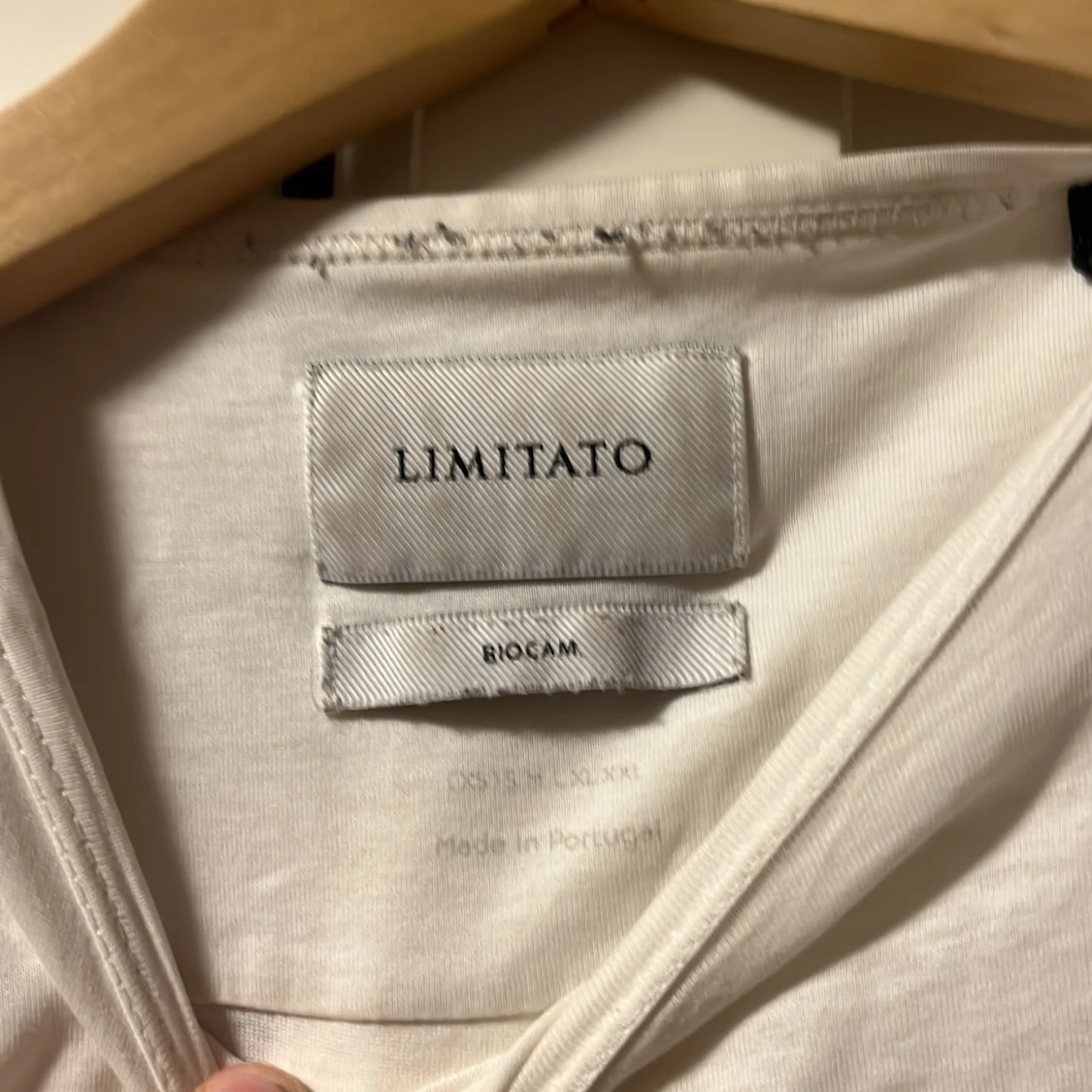 Vit t-shirt med print från Limitato - 1