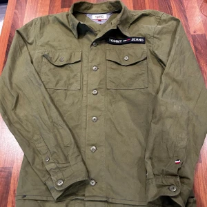 Overshirt/Jacka - Väldigt fin Tommy Hilfiger overshirt/jacka i strl Small. Skick 9/10, inga fläckar eller hål. 