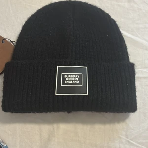 mössa från Burbèrry - Priset kan diskuteras vid snabb affär 