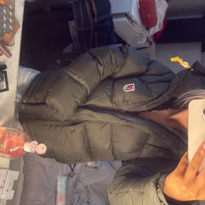 Fjällräven Expedition dunjacka grön XXS - Säljer en grön Fjällräven Expedition Down Jacket från 1974-serien i storlek XXS!! Super varm och skön nu till vintern